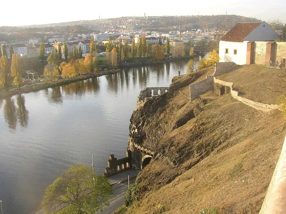Der Felsen Vyšehrad an der Moldau in Prag